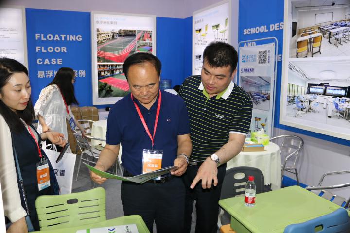 教育装备协会领导莅临展位参观指导1.jpg