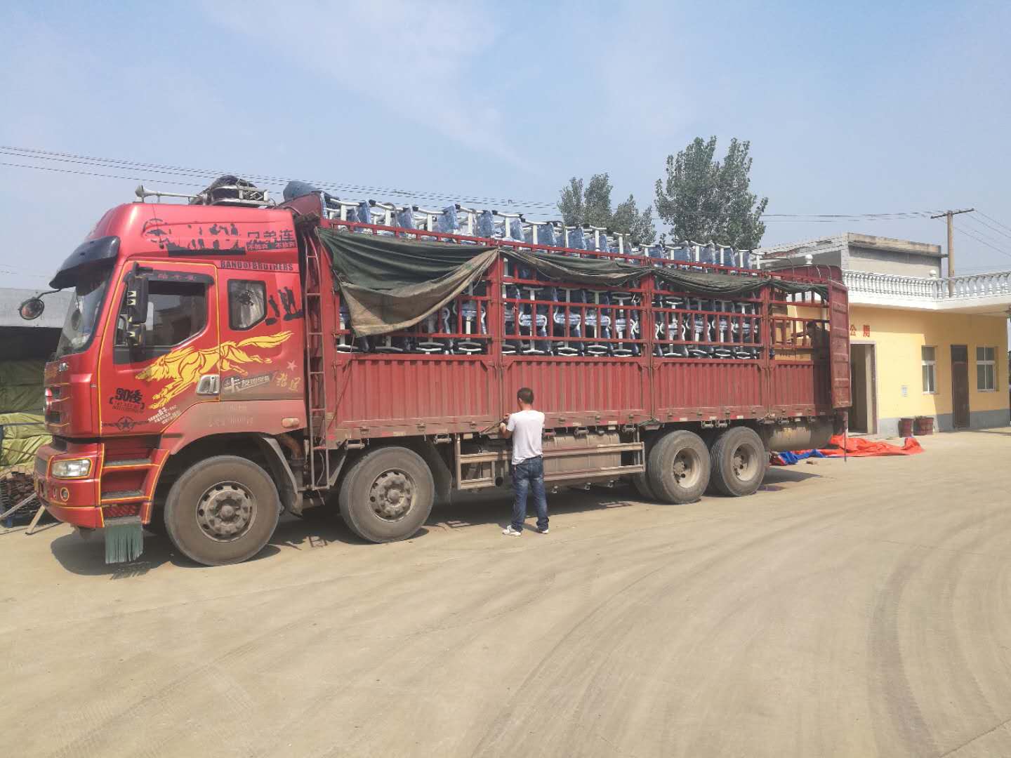 祝贺“睿学卓艺”课桌椅入驻北京外国语大学hjc黄金城附属学校！