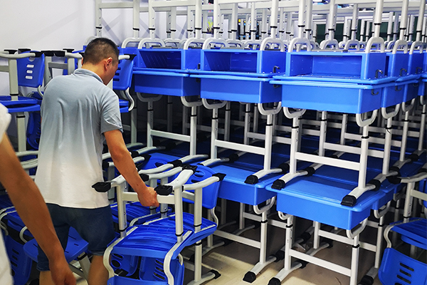 103c课桌椅真火了！