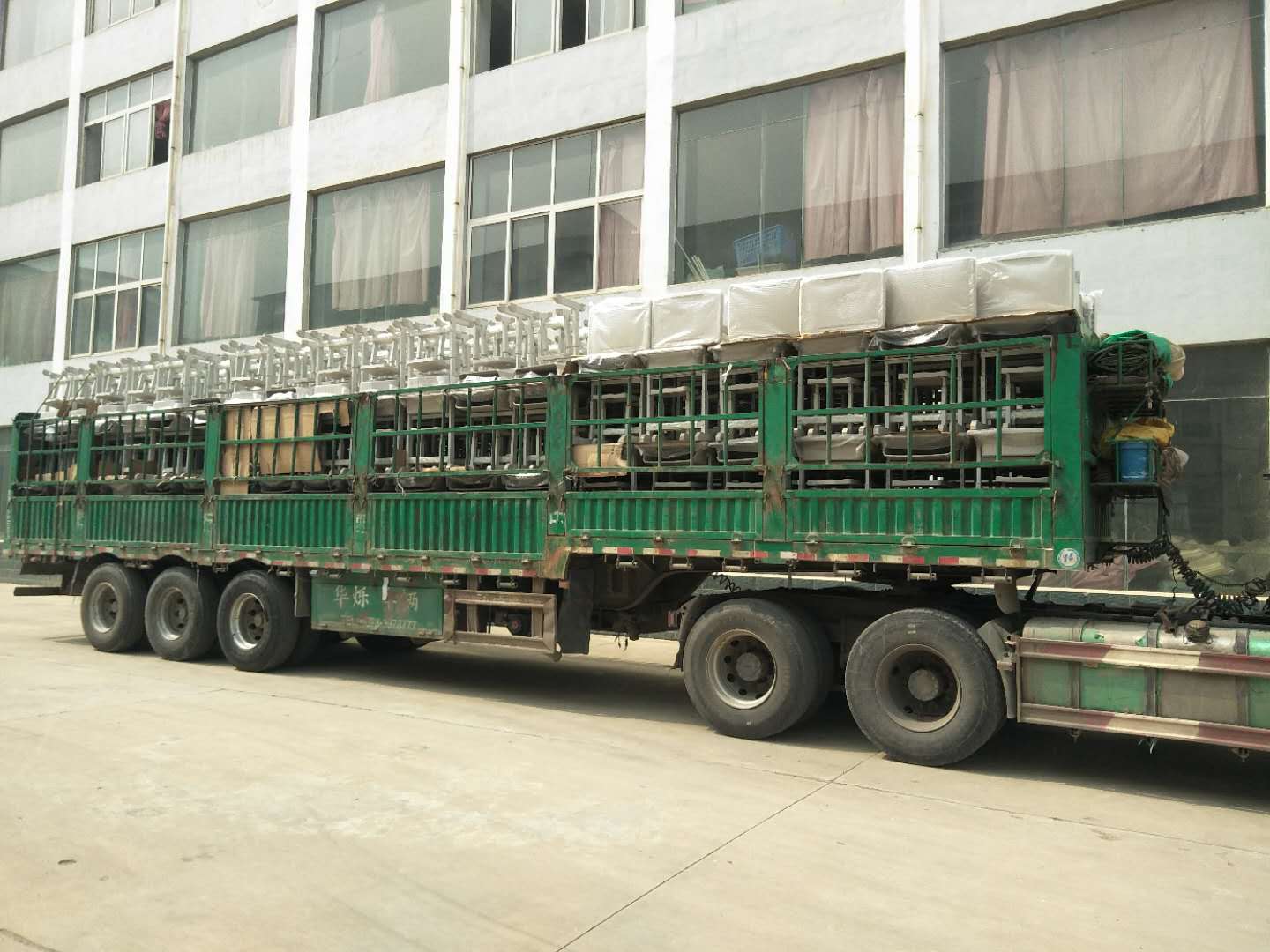 案例|睿学卓艺4000余套课桌椅批量发货，交付客户