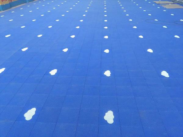  为什么篮球场要用悬浮式拼装地板铺设?