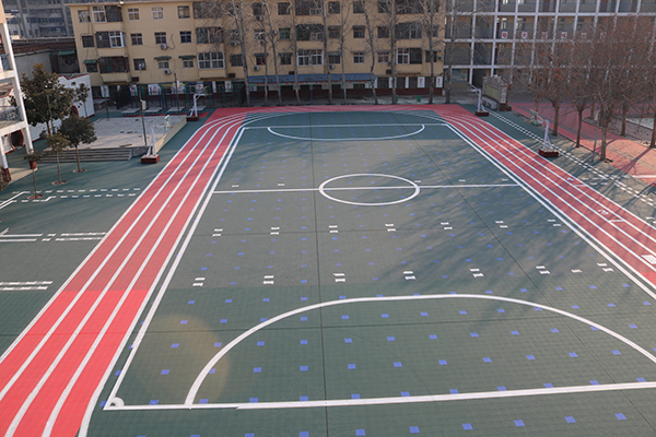 篮球场悬浮地板对鞋的磨损很大吗？